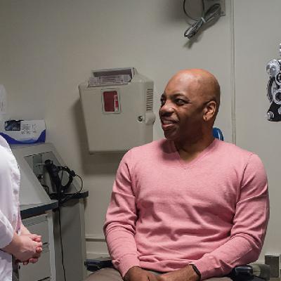 Un paciente habla con su oculista en la clínica de NEI