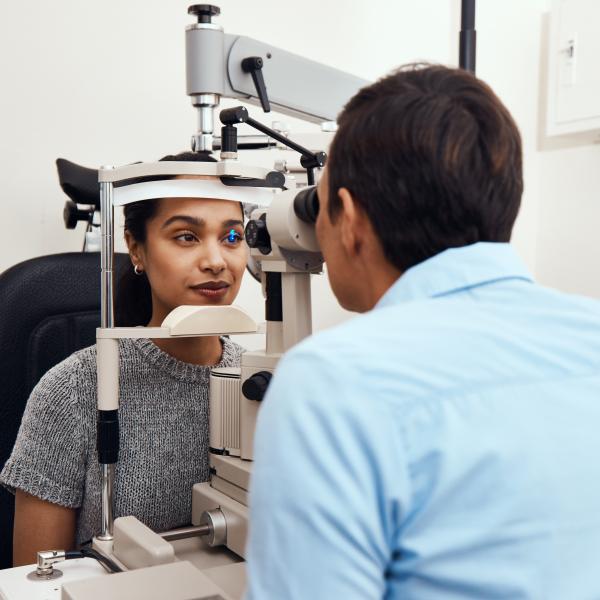 Un doctor realiza un examen de ojos a una paciente.