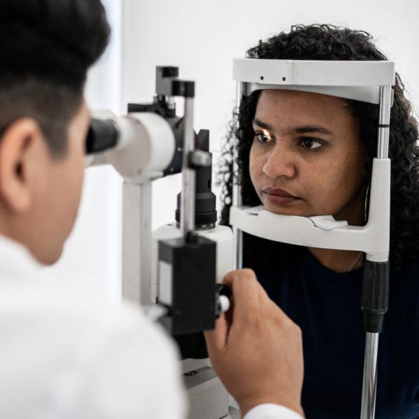 Un doctor examina el ojo de una mujer.