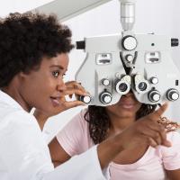 Una mujer afroestadounidense recibe un examen ocular.