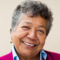 Una mujer hispana, adulta mayor.