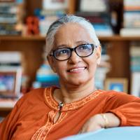 Una mujer adulta mayor, usando anteojos.