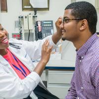 Un hombre recibe un examen de ojos.