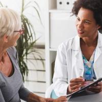  Una doctora habla con una paciente.