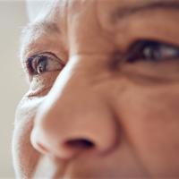 Fotografía de cerca de una mujer adulta mayor.